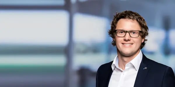 David Molter vor blauem Hintergrund